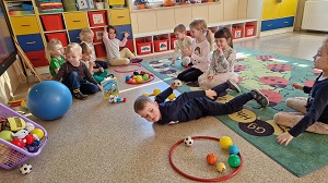 Kicia Kocia gra w piłkę