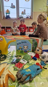 Kicia Kocia pomaga wysiać nasionka.