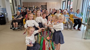 Dzień Dziecka u babć i  dziadków z oddziału 01  Domov Březiny.