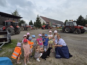 Kicia Kocia na traktorze u Państwa Wojtas