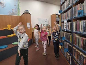 Przedszkolacy w bibliotece